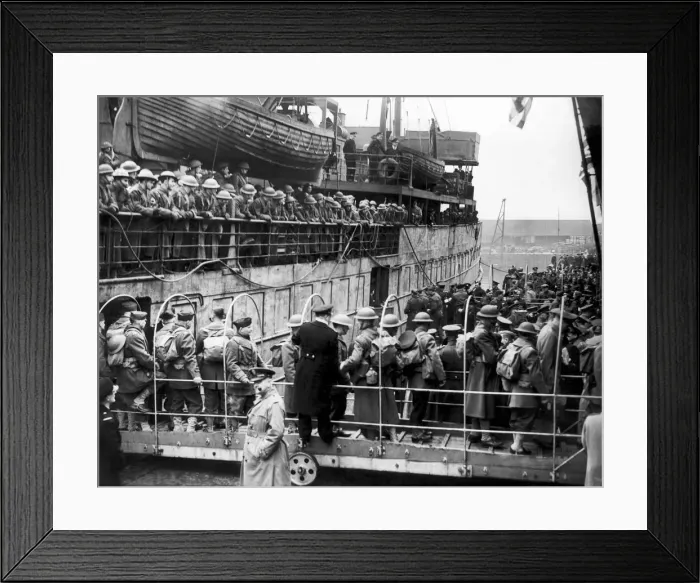 Framed Print : The first boat load of American troops reach Dufferin Quay, Belfast, Northern Ireland Framed Print : The first boat load of American troops reach Dufferin Quay, Belfast, Northern Ireland