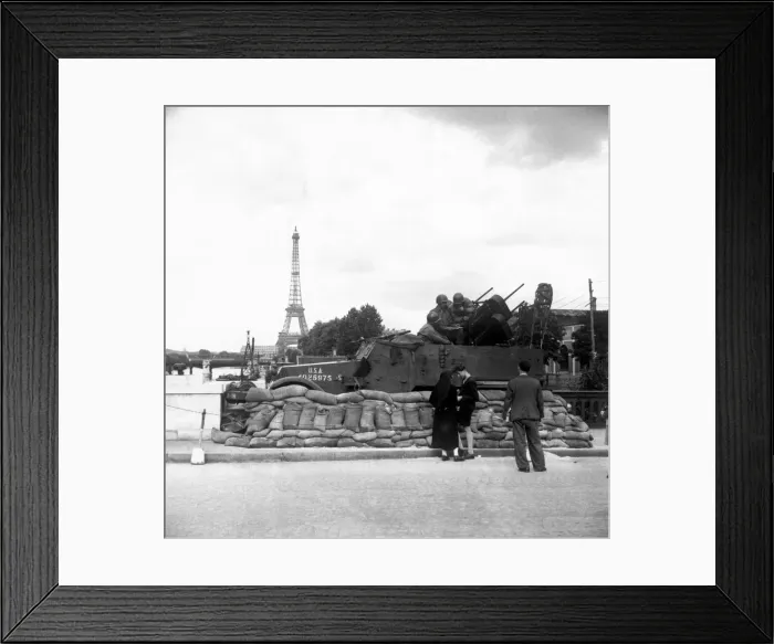 Framed Print : The Liberation of France. Paris, US Anti-aircraft guns guard the bridges over the Seine Framed Print : The Liberation of France. Paris, US Anti-aircraft guns guard the bridges over the Seine