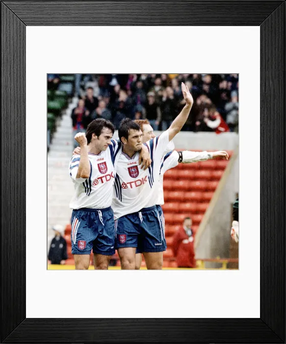 Framed Print : Englsih Division One match at The County Ground. Swindon Town 0 v Crystal Palace 2 Framed Print : Englsih Division One match at The County Ground. Swindon Town 0 v Crystal Palace 2