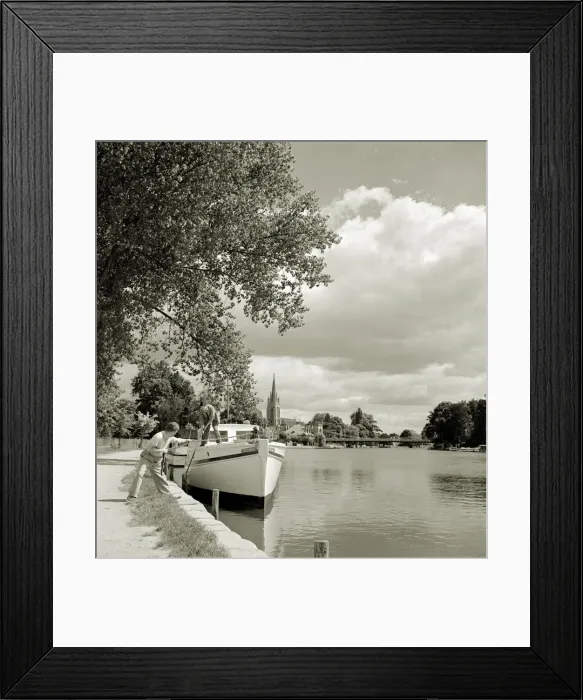 Framed Print : A riverside scene at Marlow on Thames, Buckinghamshire, Circa 1953 Framed Print : A riverside scene at Marlow on Thames, Buckinghamshire, Circa 1953