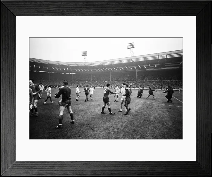 Framed Print : Liverpool 2-1 Leeds United 1965 FA Cup Final. 1st May 1965 (Picture Framed Print : Liverpool 2-1 Leeds United 1965 FA Cup Final. 1st May 1965 (Picture
