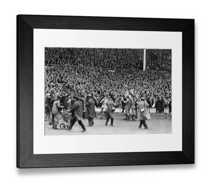 Framed Print : Liverpool 2-1 Leeds United 1965 FA Cup Final. 1st May 1965 (Picture Framed Print : Liverpool 2-1 Leeds United 1965 FA Cup Final. 1st May 1965 (Picture