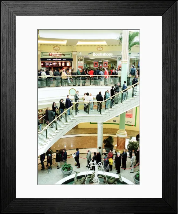 Framed Print : People queueing to meet Monica Lewinsky, former Intern at The White House