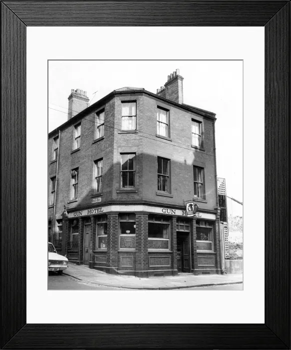 Framed Print : Newcastle public houses (pubs  /  pub) - The Gun Hotel on Scotswood Road on 7th October