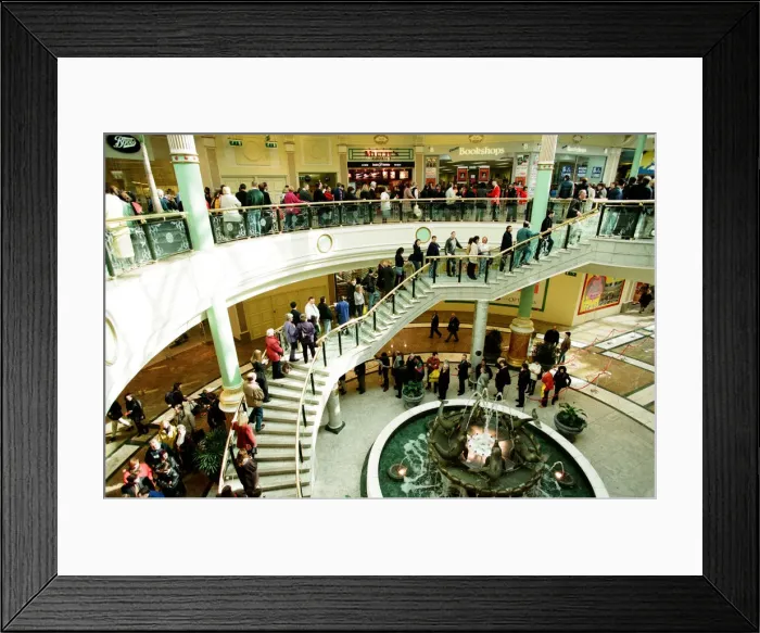 Framed Print : People queueing to meet Monica Lewinsky, former Intern at The White House Framed Print : People queueing to meet Monica Lewinsky, former Intern at The White House
