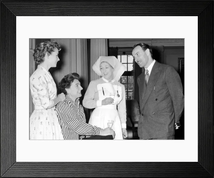 Framed Print : Birmingham Mail film critic Arthur Steele shares a joke with Muriel Pavlow Framed Print : Birmingham Mail film critic Arthur Steele shares a joke with Muriel Pavlow