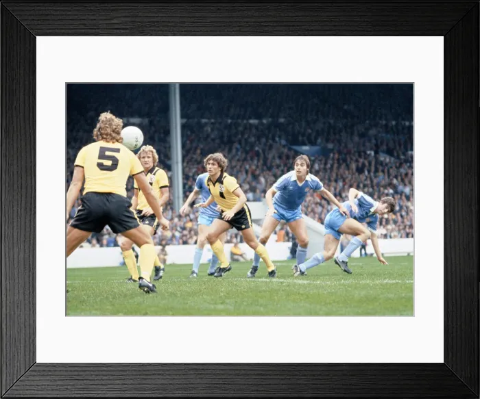 Framed Print : Kenny Sansom (centre) in action for Crystal Palace watched by City