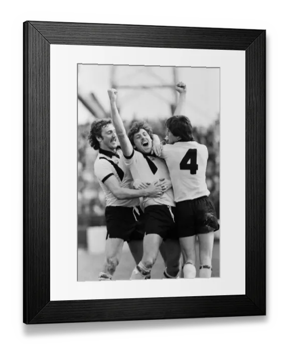 Framed Print : Dave Swindlehurst of Crystal Palace celebrates with Jim Cannon Framed Print : Dave Swindlehurst of Crystal Palace celebrates with Jim Cannon