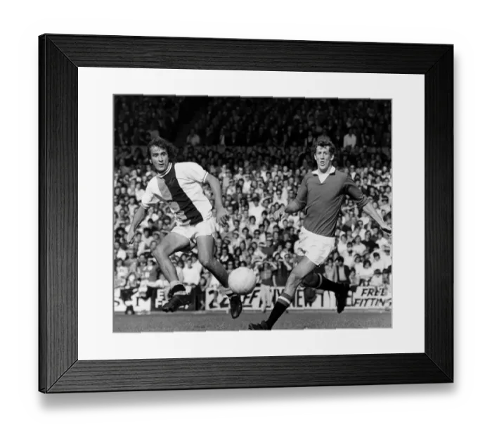 Framed Print : Steve Kember of Crystal Palace lays the ball off before Alan Gowling of Manchester United