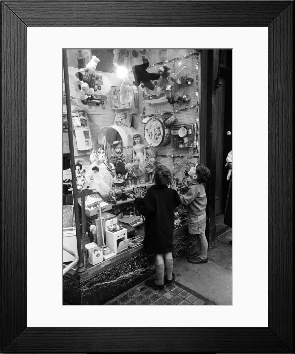 Framed Print : Children look longingly at toys into shop window at Christmas, 16th December 1960 Framed Print : Children look longingly at toys into shop window at Christmas, 16th December 1960