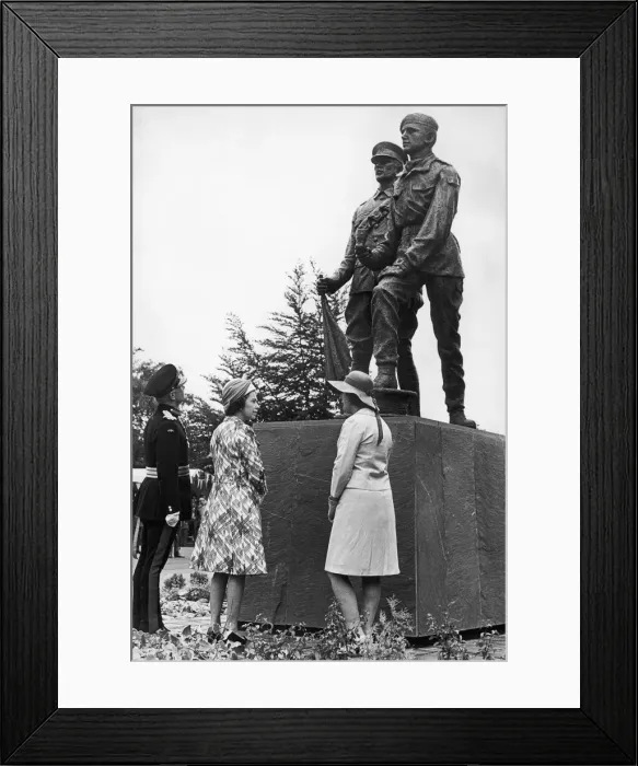 Framed Print : The Queen admires the new statue during her visit to Catterick Garrison. 10th July 1975 Framed Print : The Queen admires the new statue during her visit to Catterick Garrison. 10th July 1975