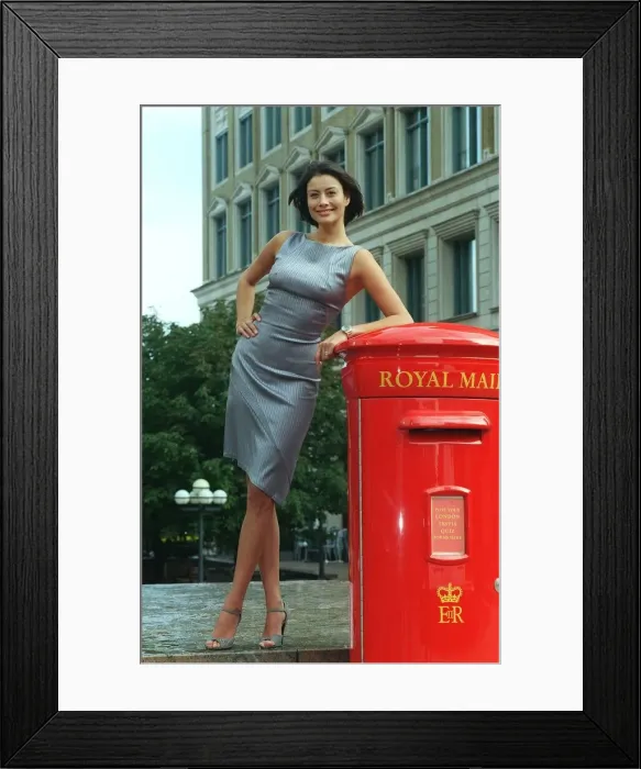 Framed Print : Melanie Sykes Television Presenter October 1998 launches new Silver Service Framed Print : Melanie Sykes Television Presenter October 1998 launches new Silver Service