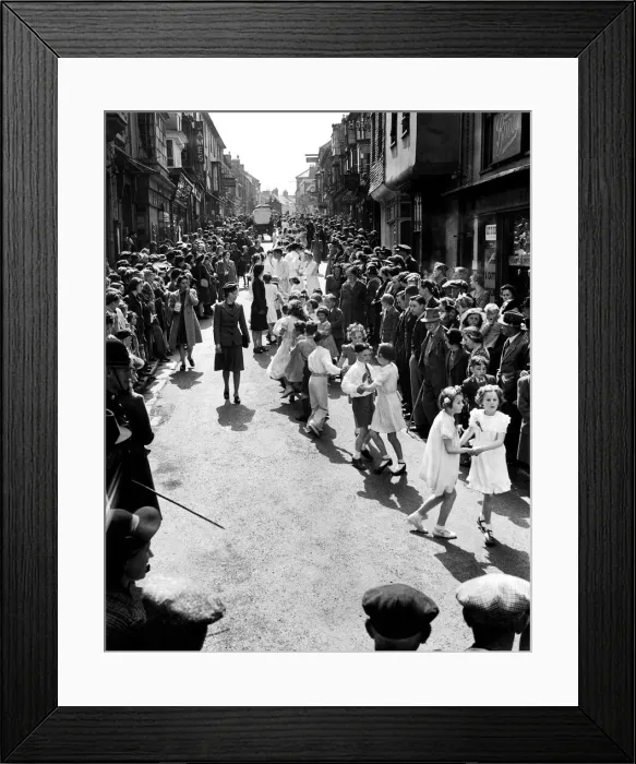 Framed Print : Crowds line the main street in Helston, Cornwall to watch the annual children Framed Print : Crowds line the main street in Helston, Cornwall to watch the annual children