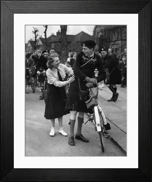 Framed Print : Mr. Gilbert Henry, Secretary of the Highlanders Cycling club at Grimsby says that they