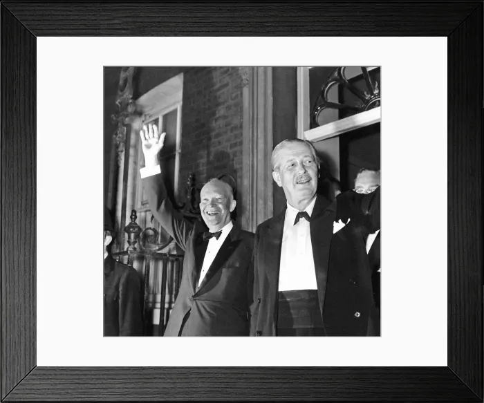 Framed Print : President Eisenhower with Harold MacMillan Prime Minister stand outside No10 Downing Framed Print : President Eisenhower with Harold MacMillan Prime Minister stand outside No10 Downing