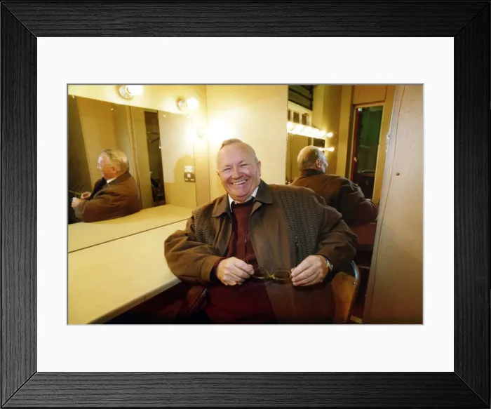Framed Print : Former Goon Sir Harry Secombe pictured in a dressing room at Sunderland Empire
