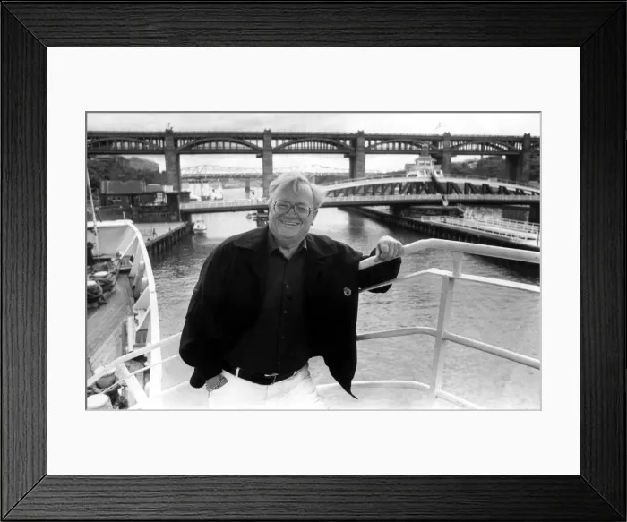 Framed Print : Former Goon Sir Harry Secombe pictured on Tynesides floating nightspot Framed Print : Former Goon Sir Harry Secombe pictured on Tynesides floating nightspot
