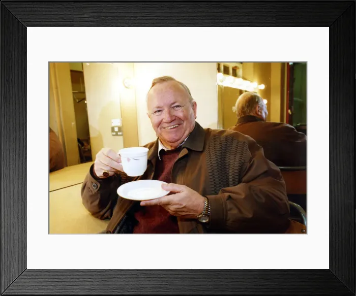 Framed Print : Former Goon Sir Harry Secombe pictured in a dressing room at Sunderland Empire Framed Print : Former Goon Sir Harry Secombe pictured in a dressing room at Sunderland Empire