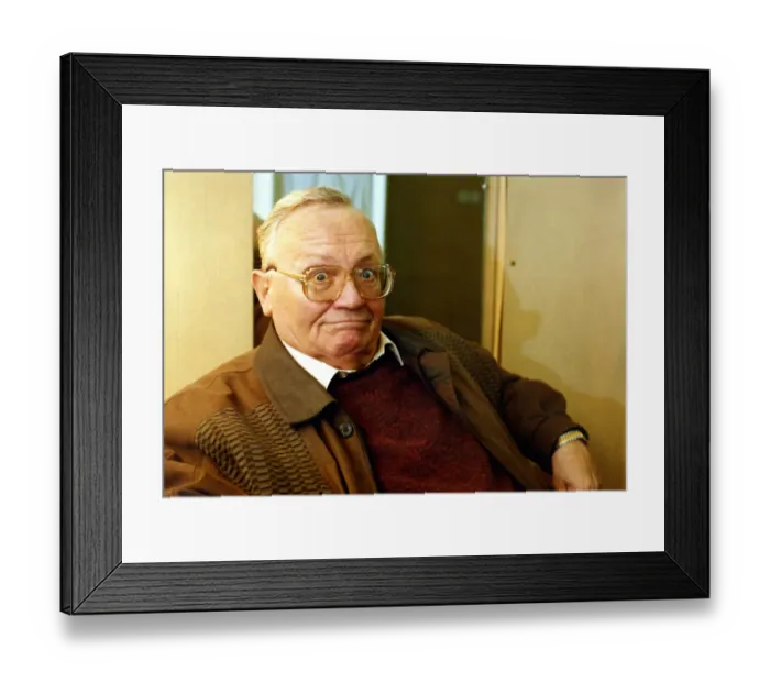 Framed Print : Former Goon Sir Harry Secombe pictured in a dressing room at Sunderland Empire