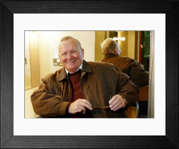 Framed Print : Former Goon Sir Harry Secombe pictured in a dressing room at Sunderland Empire Framed Print : Former Goon Sir Harry Secombe pictured in a dressing room at Sunderland Empire