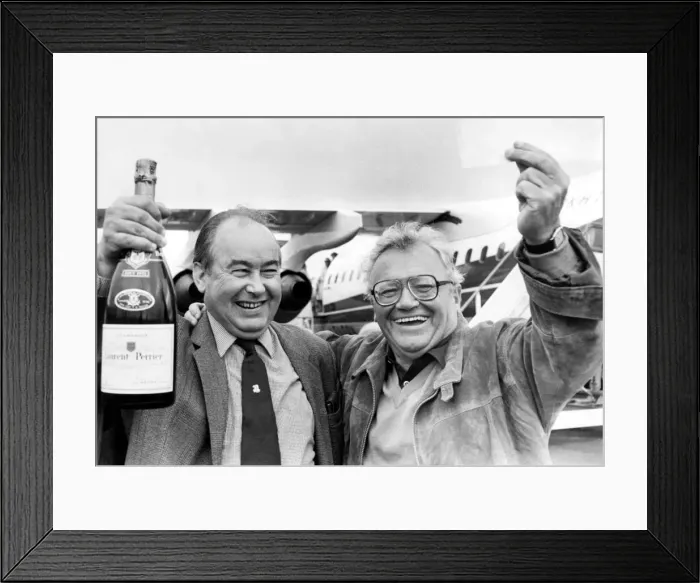 Framed Print : Former Goon Sir Harry Secombe flew into Newcastle Framed Print : Former Goon Sir Harry Secombe flew into Newcastle