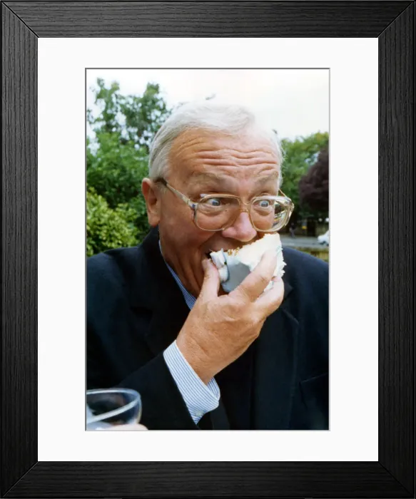 Framed Print : Former Goon Sir Harry Secombe celebrates his 70th birthday (Sept 8th Framed Print : Former Goon Sir Harry Secombe celebrates his 70th birthday (Sept 8th