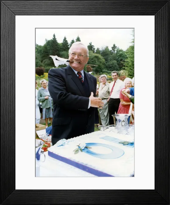 Framed Print : Former Goon Sir Harry Secombe celebrates his 70th birthday (Sept 8th Framed Print : Former Goon Sir Harry Secombe celebrates his 70th birthday (Sept 8th