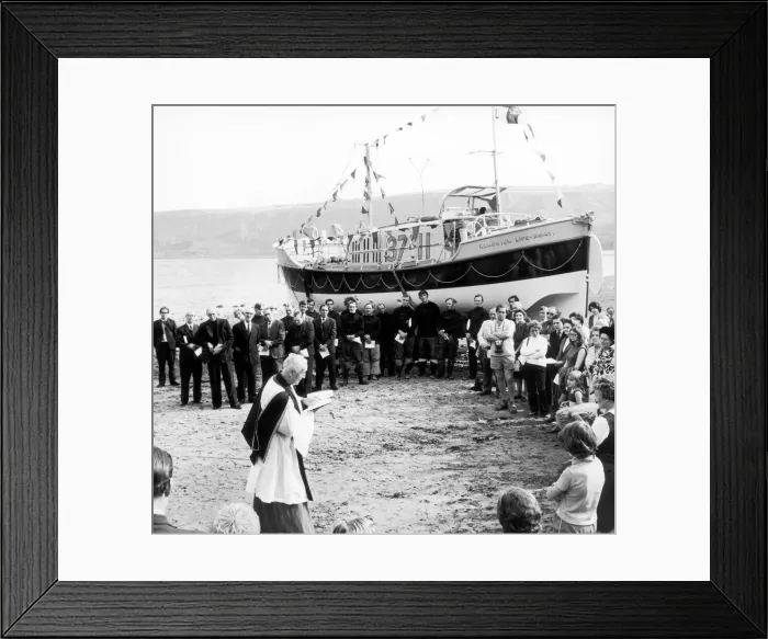 Framed Print : Holidaymakers and local residents join a seashore service to rededicate Runswick Bay
