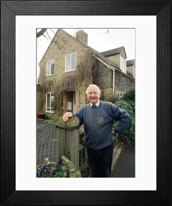 Framed Print : Battle of Britain veteran Brian Smith at his cottage home near Evesham. 2nd February 1994 Framed Print : Battle of Britain veteran Brian Smith at his cottage home near Evesham. 2nd February 1994