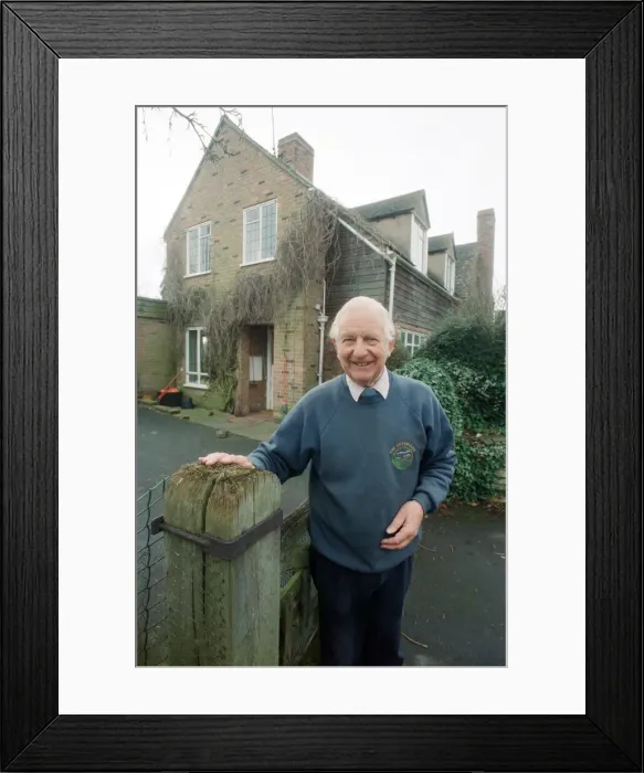 Framed Print : Battle of Britain veteran Brian Smith at his cottage home near Evesham. 2nd February 1994 Framed Print : Battle of Britain veteran Brian Smith at his cottage home near Evesham. 2nd February 1994