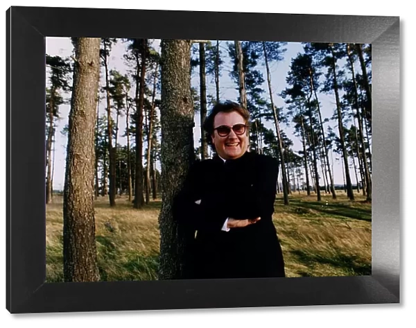 Music - Singer and songwriter Gerry Rafferty wearing glasses black jacket white shirt
