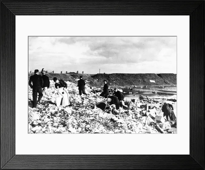 Framed Print : General view of unemployed workers from Cardiff picking over a rubbish tip in 1938 Framed Print : General view of unemployed workers from Cardiff picking over a rubbish tip in 1938