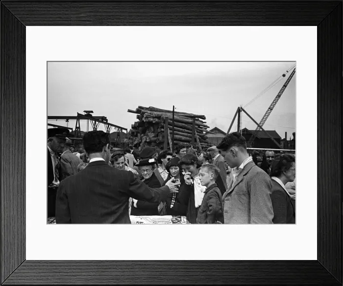 Framed Print : Market scenes in Maidstone, Kent. Circa 1945 Framed Print : Market scenes in Maidstone, Kent. Circa 1945
