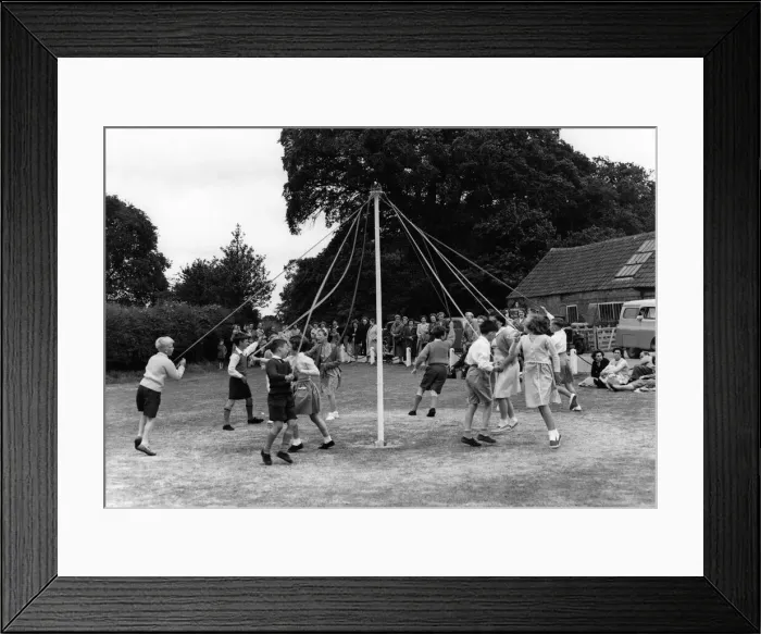 Framed Print : Children in the hamlet of Checkendon, Berks. doing their annual Maypole Dance Framed Print : Children in the hamlet of Checkendon, Berks. doing their annual Maypole Dance