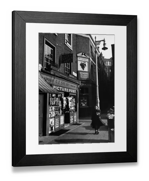 Framed Print : Shepherd market London were there is a village atmosphere. Circa 1950 P000191