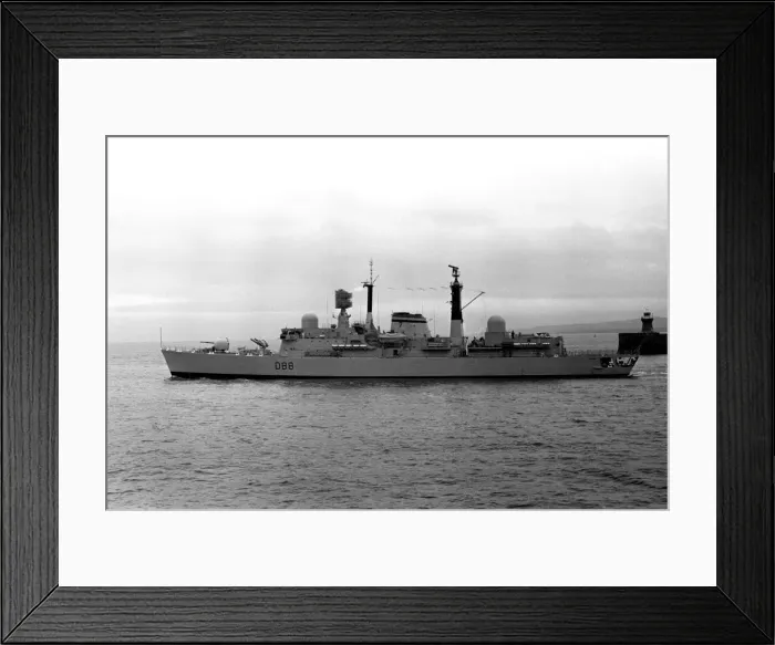 Framed Print : The destroyer HMS Glasgow puts to sea from the River Tyne on her way to Portsmouth to be