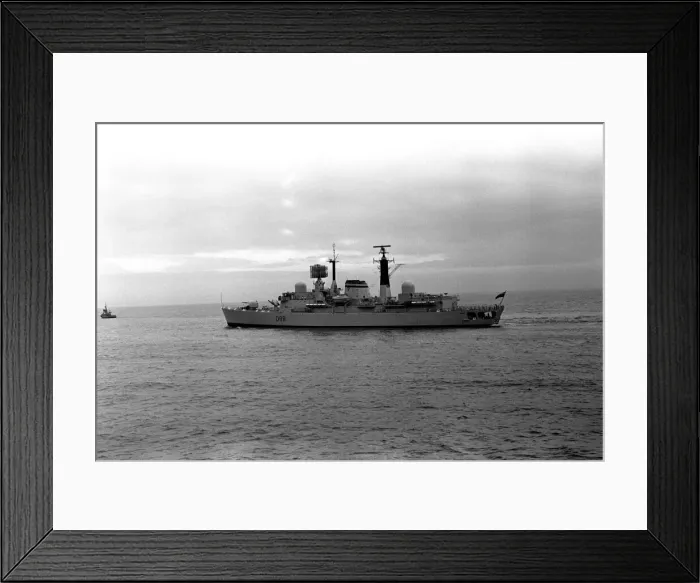 Framed Print : The destroyer HMS Glasgow puts to sea from the River Tyne on her way to Portsmouth to be