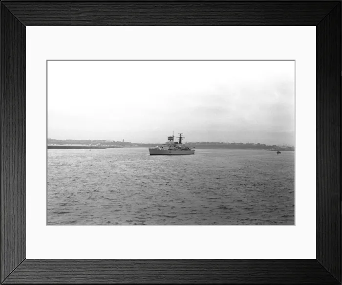 Framed Print : The destroyer HMS Glasgow puts to sea from the River Tyne on her way to Portsmouth to be