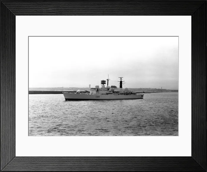Framed Print : The destroyer HMS Glasgow puts to sea from the River Tyne on her way to Portsmouth to be