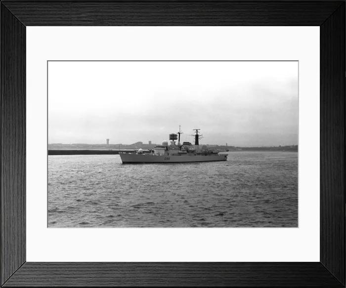 Framed Print : The destroyer HMS Glasgow puts to sea from the River Tyne on her way to Portsmouth to be