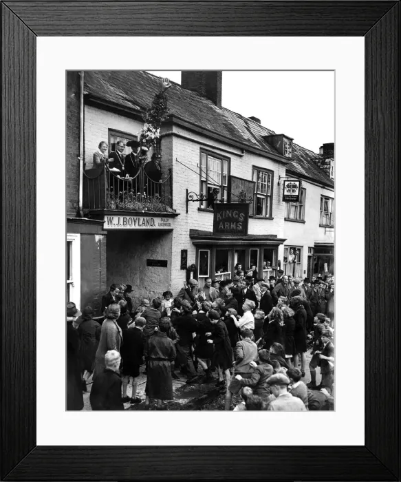 Framed Print : Throwing hot pennies to children at Honiton Fair, Devon. August 1943 Framed Print : Throwing hot pennies to children at Honiton Fair, Devon. August 1943