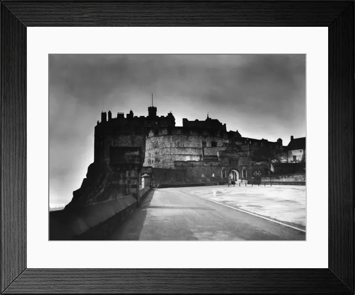 Framed Print : The light from Princes Street forms a halo around Edinburgh Castle as dusk falls Framed Print : The light from Princes Street forms a halo around Edinburgh Castle as dusk falls