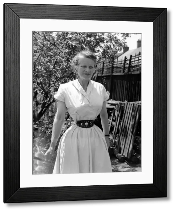 Framed Print : Ethel Granger shows off her 14 inch waist, the smallest in the world Framed Print : Ethel Granger shows off her 14 inch waist, the smallest in the world