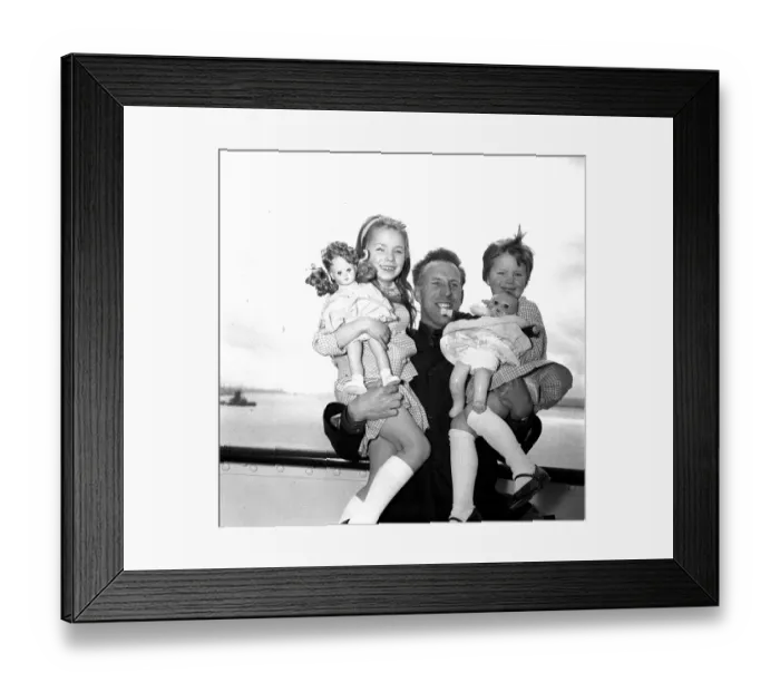 Framed Print : Bruce Forsythe sails for a sunshine holiday to South Africa on the liner Penndenis Castle