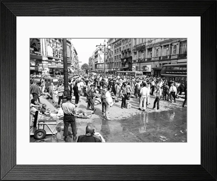 Framed Print : Tourists in Piccadilly, London, 10th August 1969 Framed Print : Tourists in Piccadilly, London, 10th August 1969