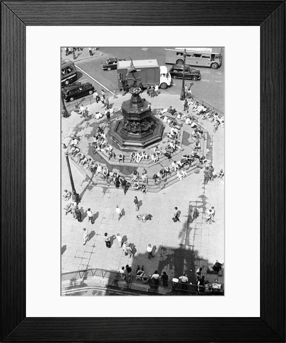 Framed Print : Tourists in Piccadilly, London, 10th August 1969 Framed Print : Tourists in Piccadilly, London, 10th August 1969