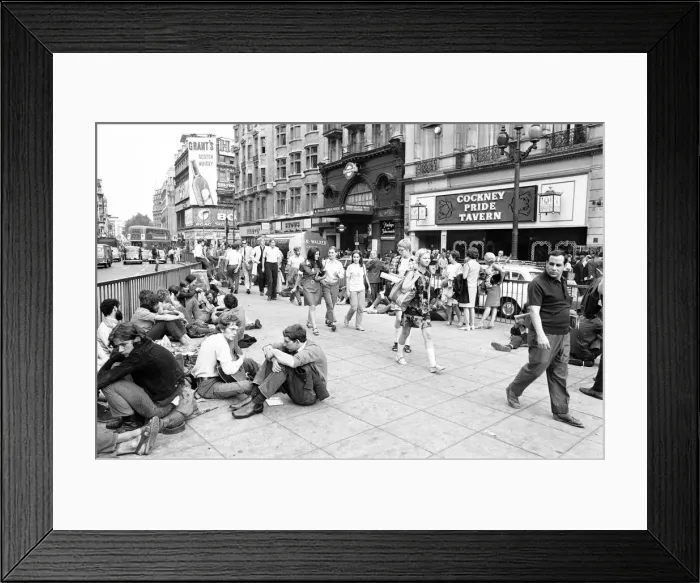 Framed Print : Tourists in Piccadilly, London, 10th August 1969 Framed Print : Tourists in Piccadilly, London, 10th August 1969