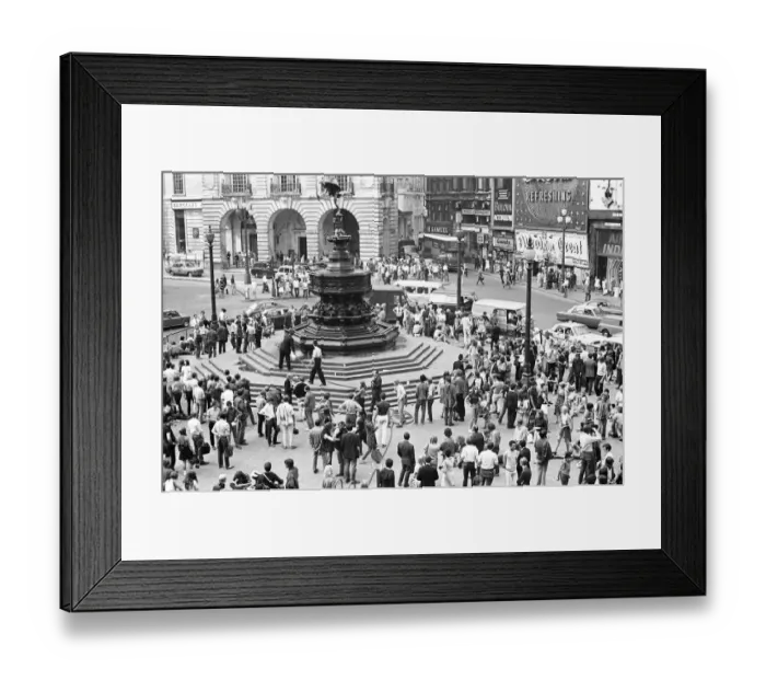 Framed Print : Tourists in Piccadilly, London, 10th August 1969 Framed Print : Tourists in Piccadilly, London, 10th August 1969