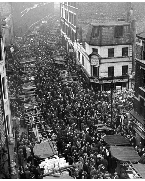Crowds besieged Petticoat lane to buy their Christmas presents