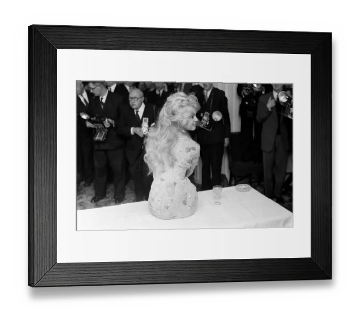Framed Print : French film actress Brigitte Bardot in England to make a new film Framed Print : French film actress Brigitte Bardot in England to make a new film